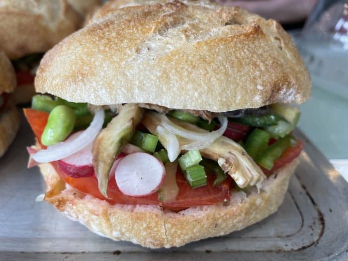 Ce mois-ci chez Holy Paulette à Cagnes-sur-Mer le véritable pan bagnat nissart est à l’honneur !